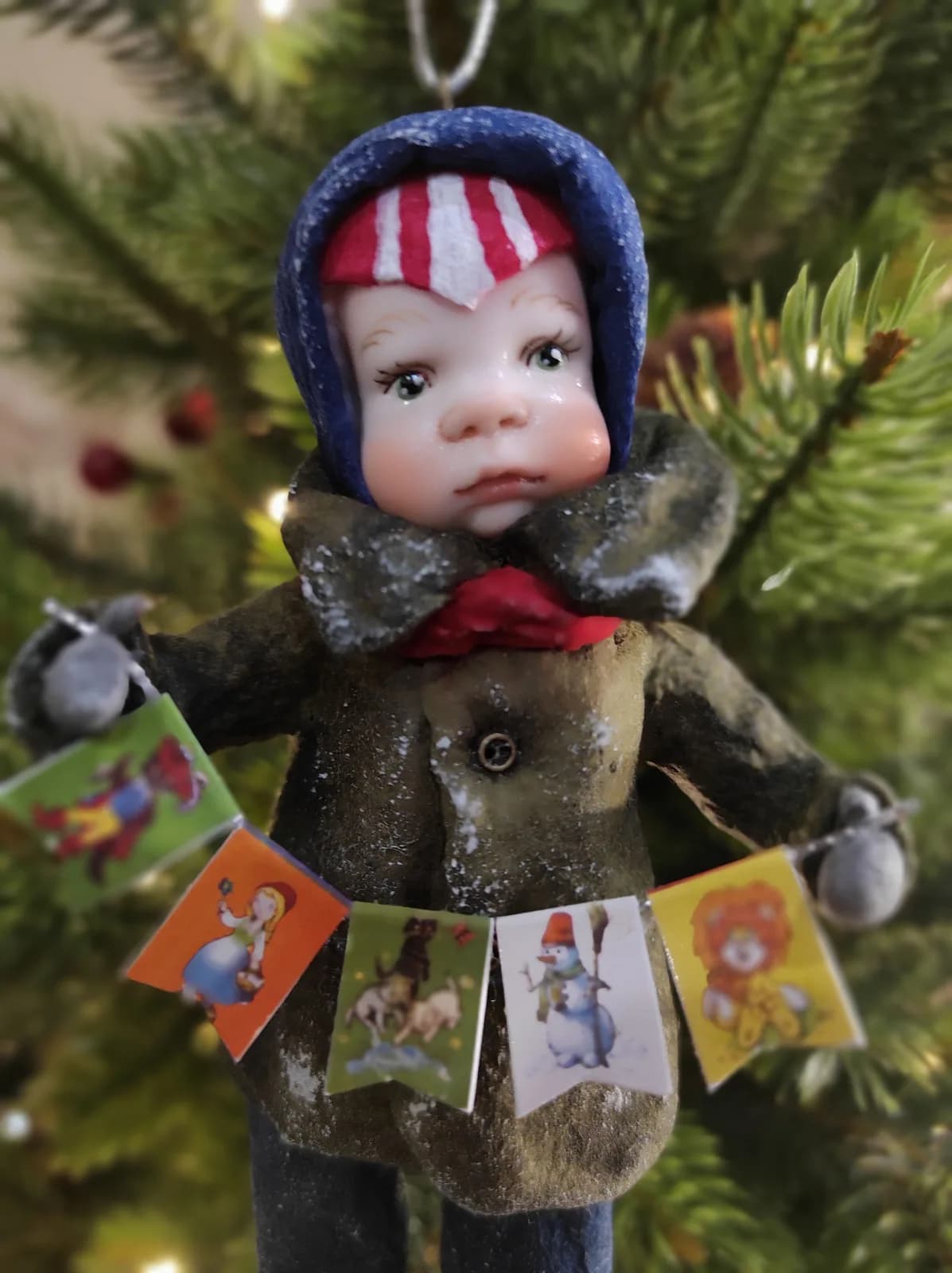 Ватная ёлочная игрушка «Мальчик с флажками. Ватная ёлочная игрушка.»