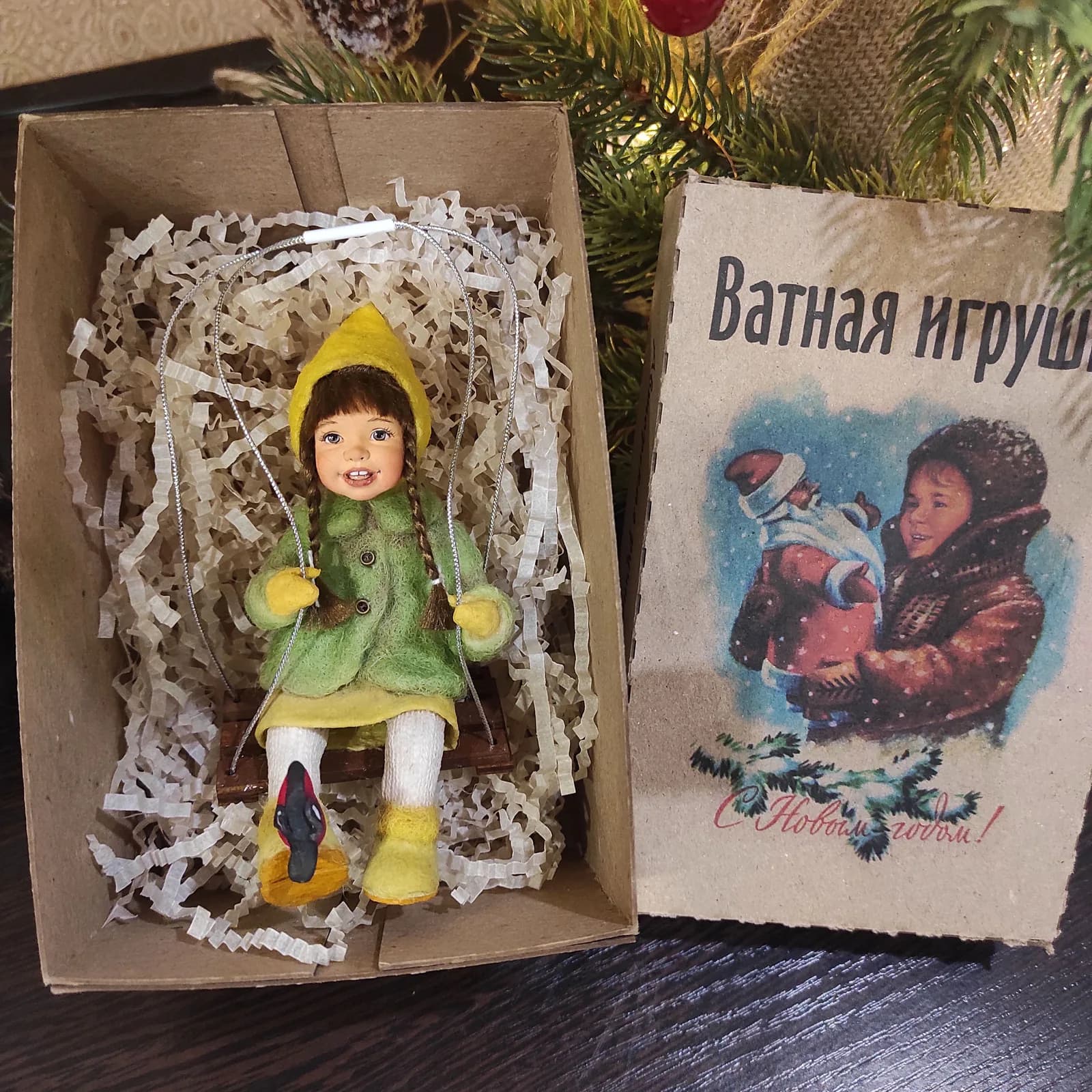 Ватная ёлочная игрушка «Елочная игрушка девочка на качелях в зелёном»