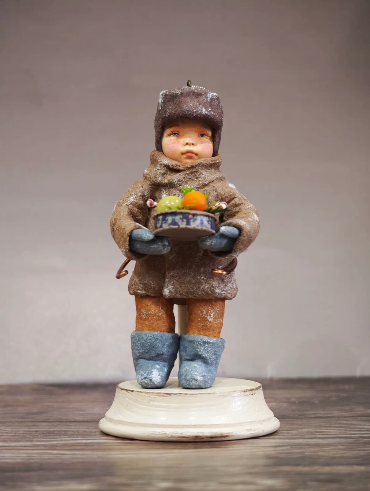 Ватная ёлочная игрушка «Ватная ёлочная игрушка Мальчик с подарком, ретро СССР, ручная работа, коллекционная, подарочная коробка»