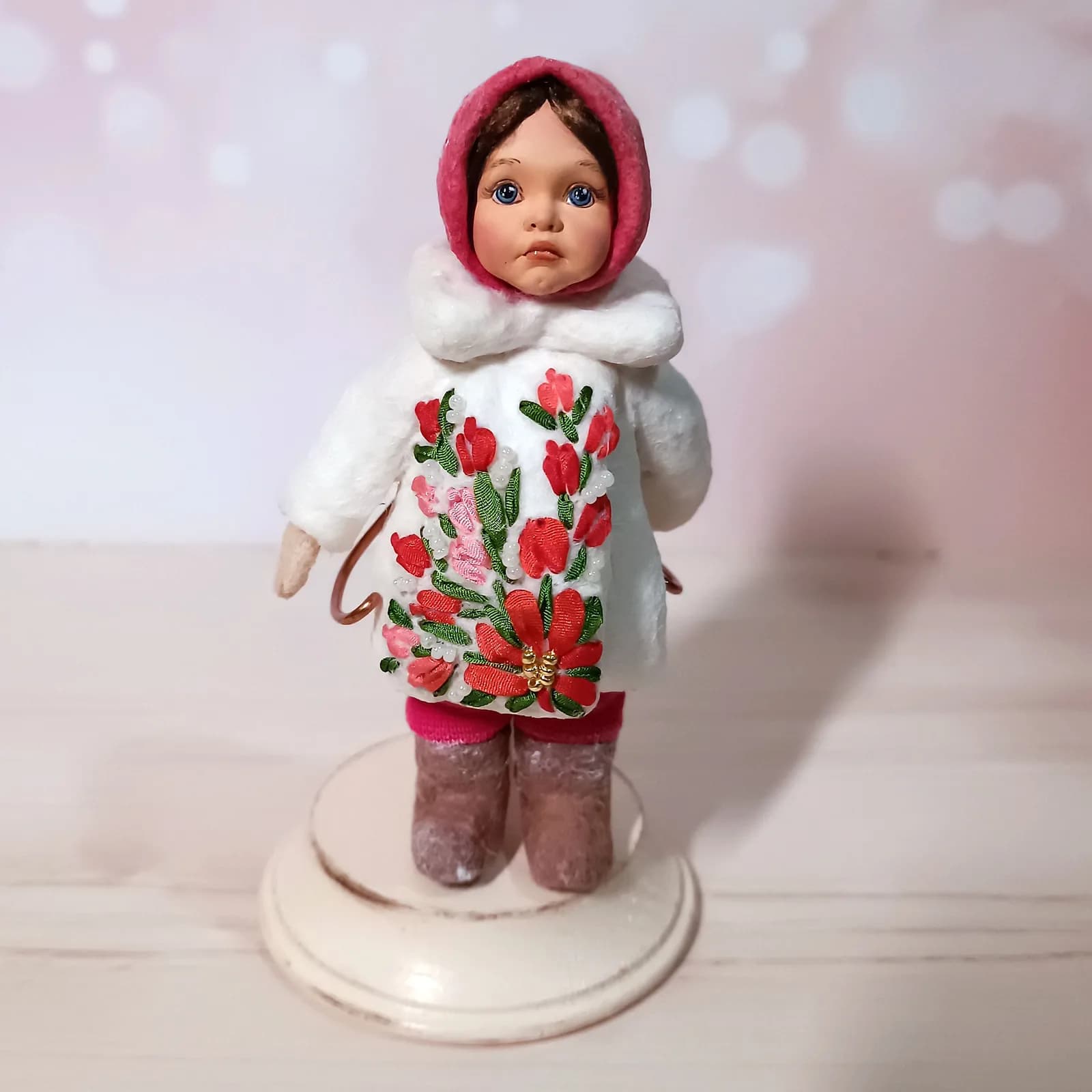 Ватная ёлочная игрушка «Сонечка. Ватная игрушка. Ручная вышивка»