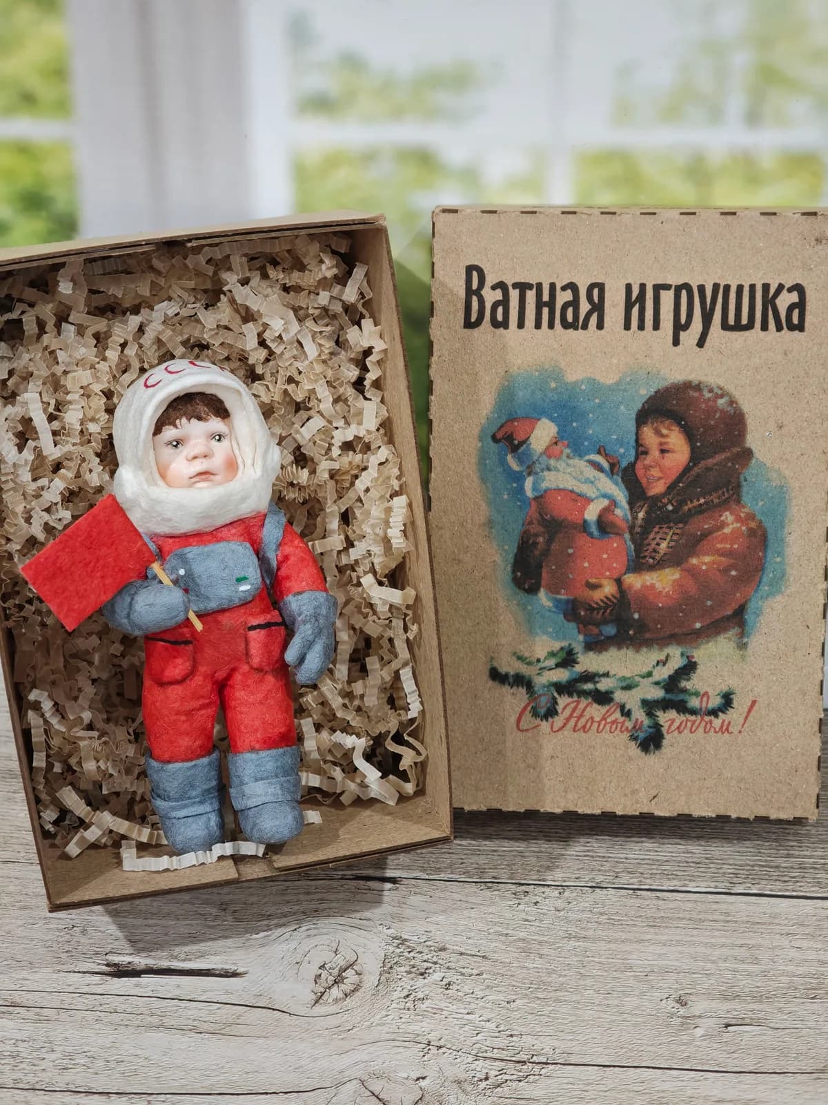 Ватная ёлочная игрушка «Ватная ёлочная игрушка Космонавт в красном скафандре, ретро СССР, ручная работа, коллекционная, подарочная коробка»