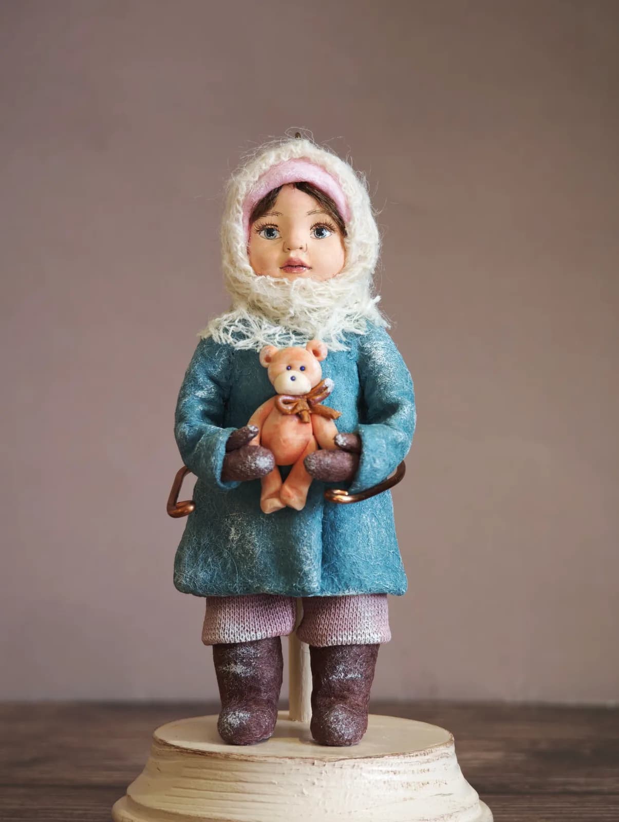 Ватная ёлочная игрушка «Ёлочная игрушка из ваты Девочка с мишкой, ретро винтаж, ручная работа, автор Дарья Краснокутская»