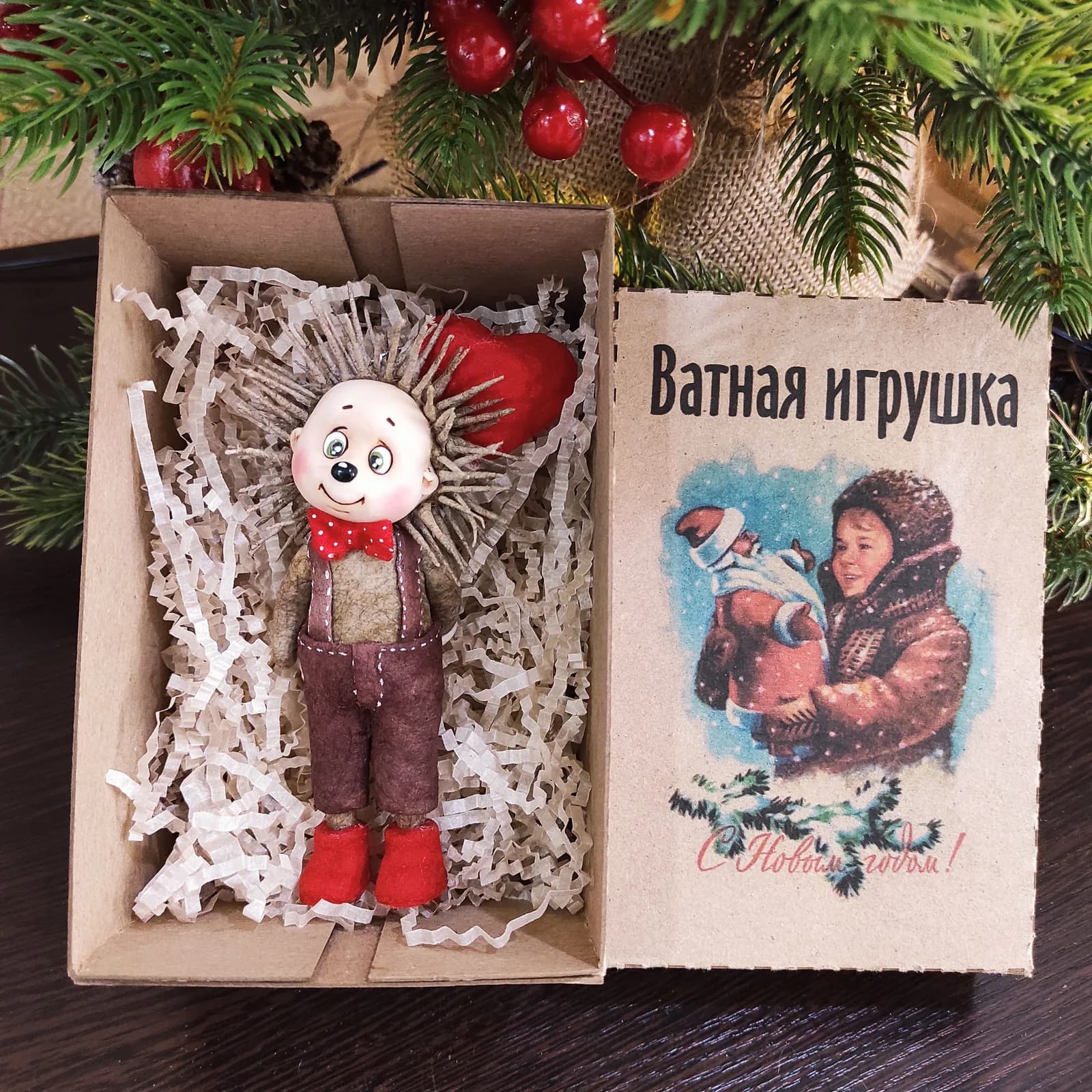 Ватная ёлочная игрушка «Ёжик с шариком»