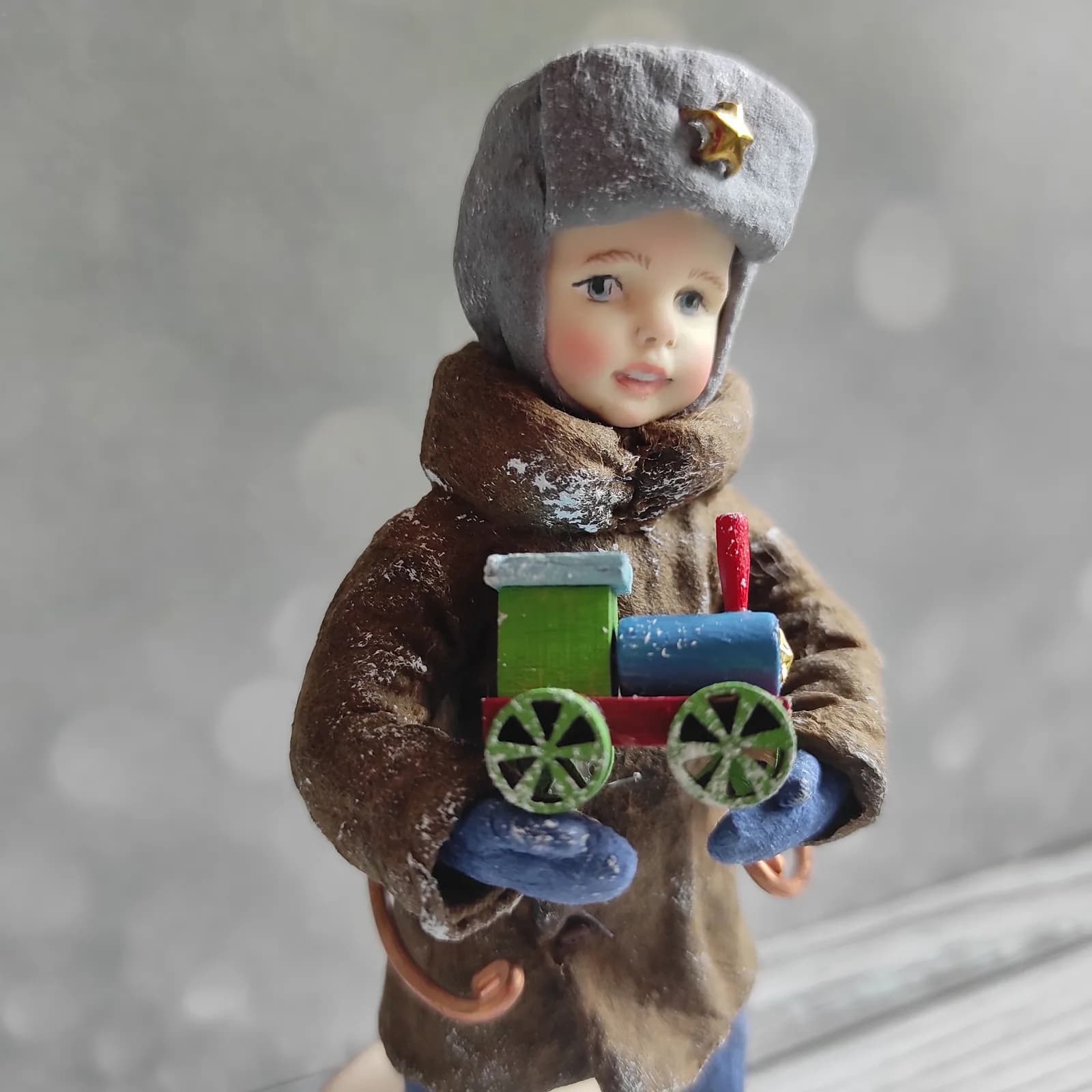 Ватная ёлочная игрушка «Елочная ватная игрушка мальчик с паровозиком»