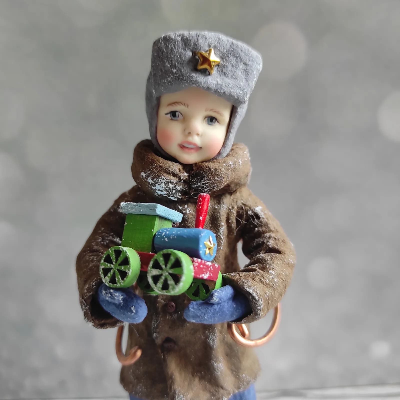 Ватная ёлочная игрушка «Елочная ватная игрушка мальчик с паровозиком»