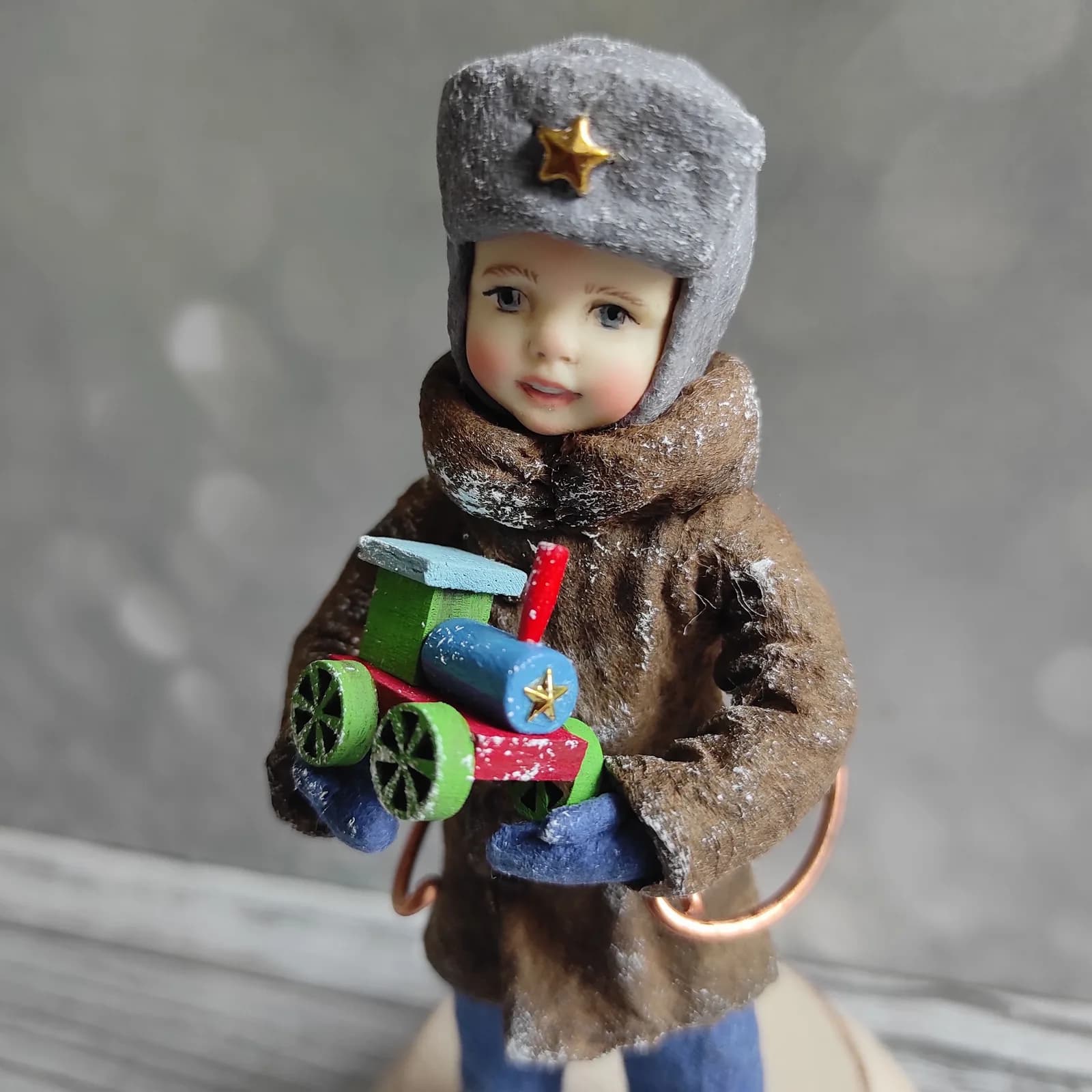 Ватная ёлочная игрушка «Елочная ватная игрушка мальчик с паровозиком»