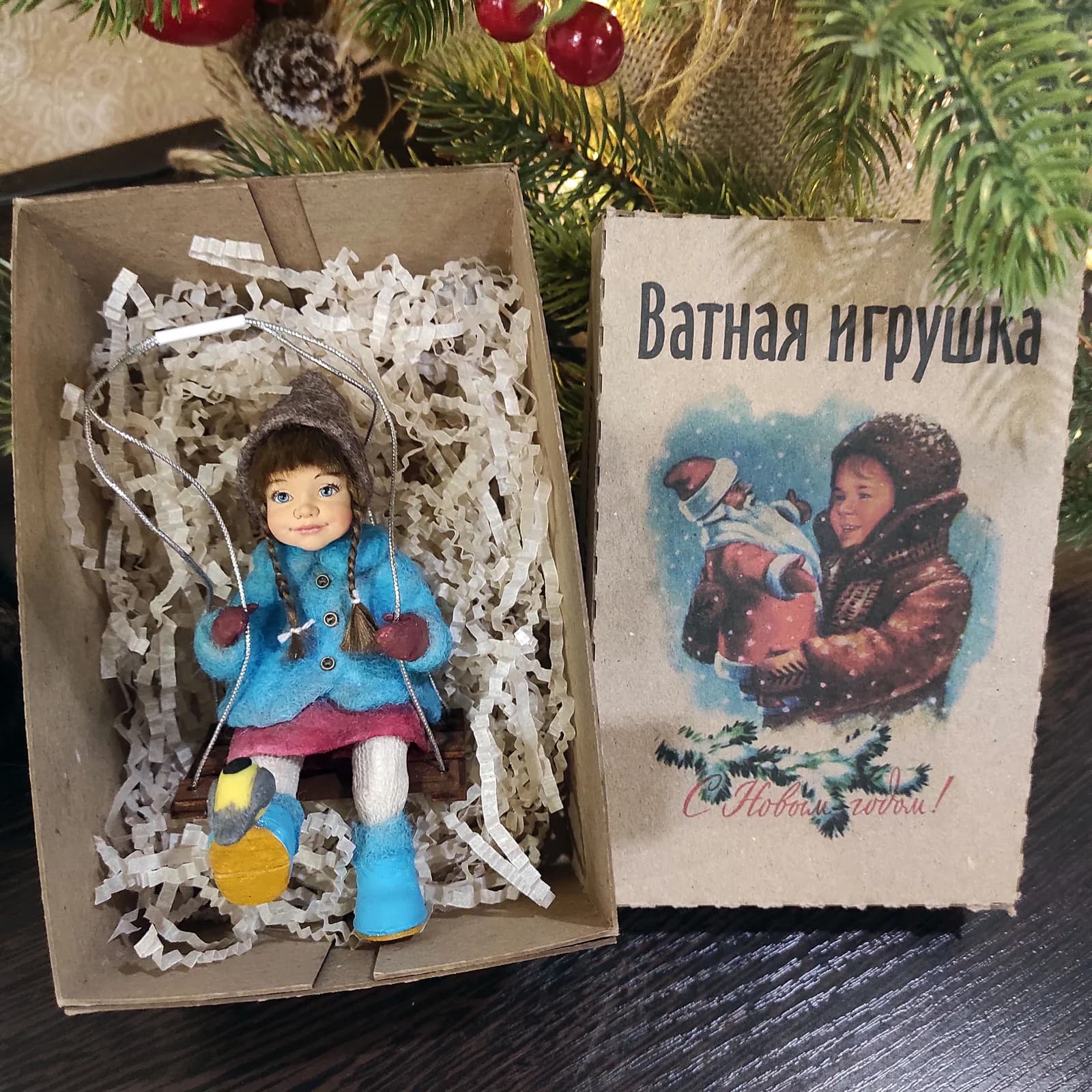 Ватная ёлочная игрушка «Елочная игрушка девочка на качелях в синем»