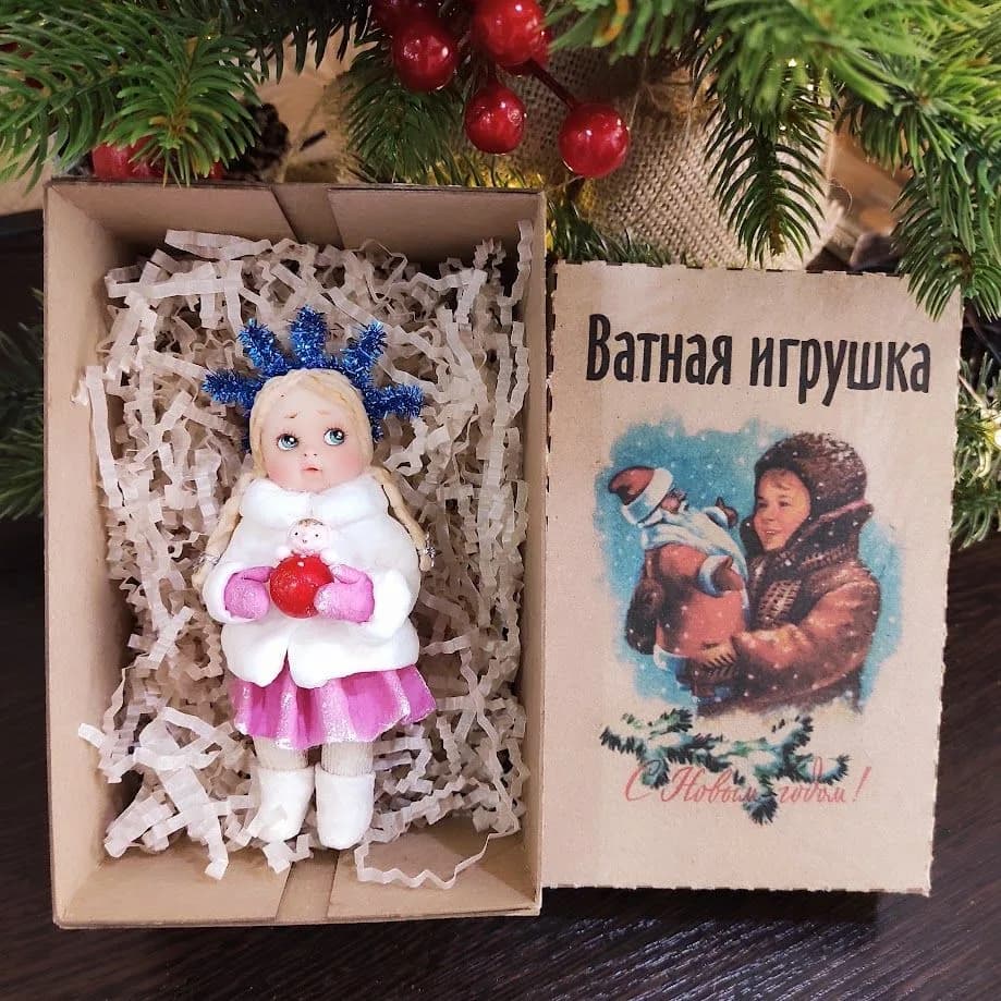 Ватная ёлочная игрушка «Девочка с неволяшкой. Ватная ёлочная игрушка.»