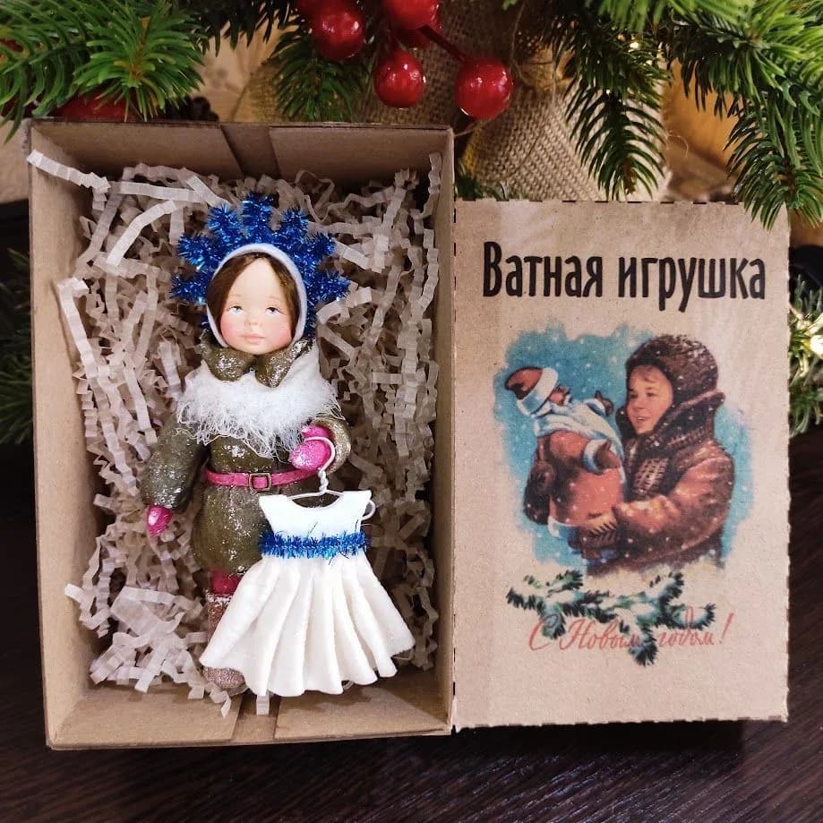 Ватная ёлочная игрушка «Девочка идет на утренник. Ватная ёлочная игрушка.»