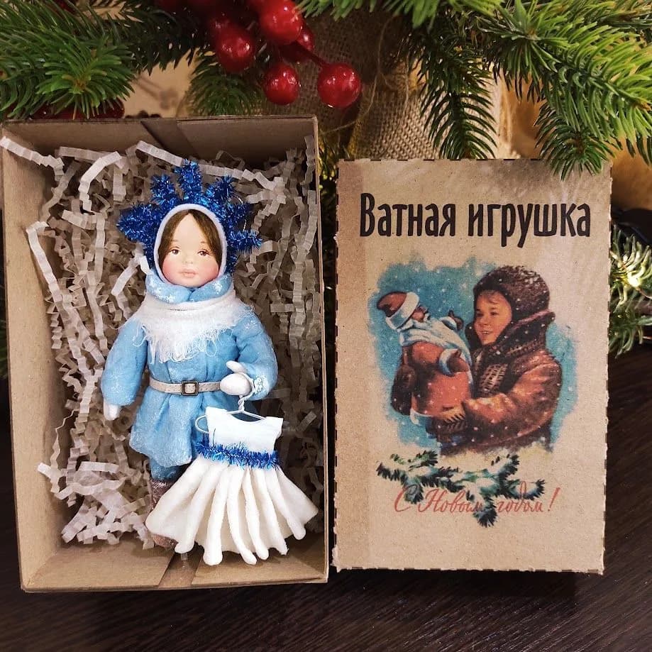 Ватная ёлочная игрушка «Девочка идет на утренник. Ватная ёлочная игрушка.»