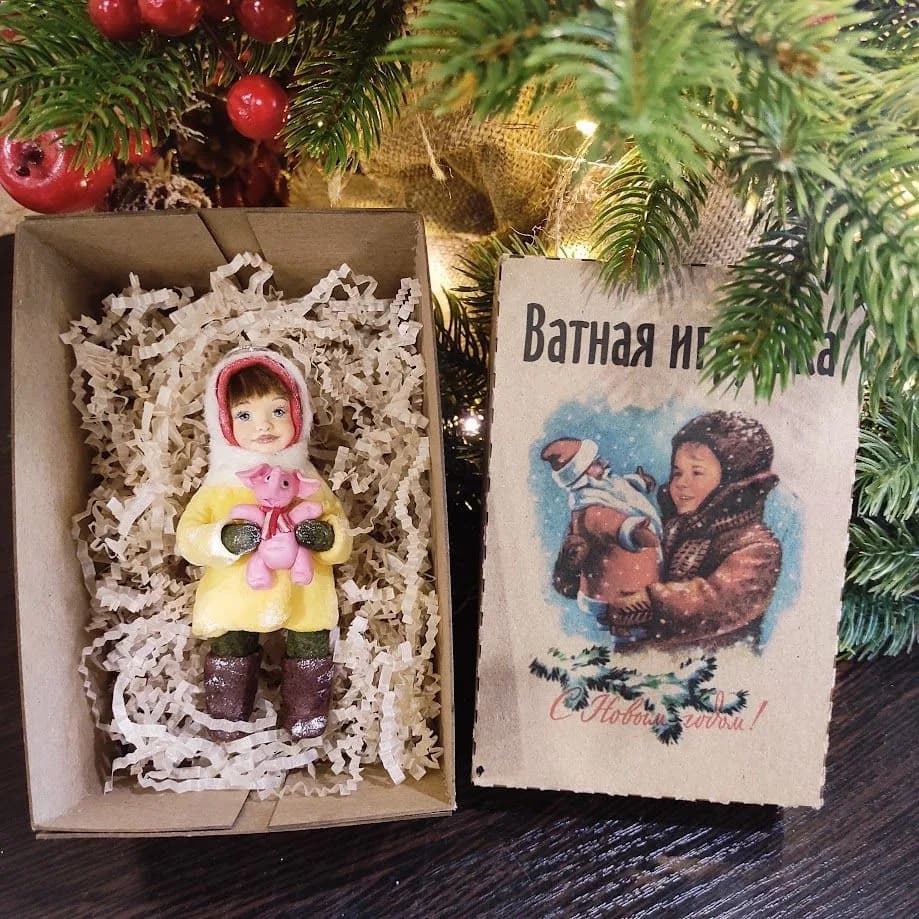 Ватная ёлочная игрушка «Девочка с игрушкой. Ватная ёлочная игрушка.»