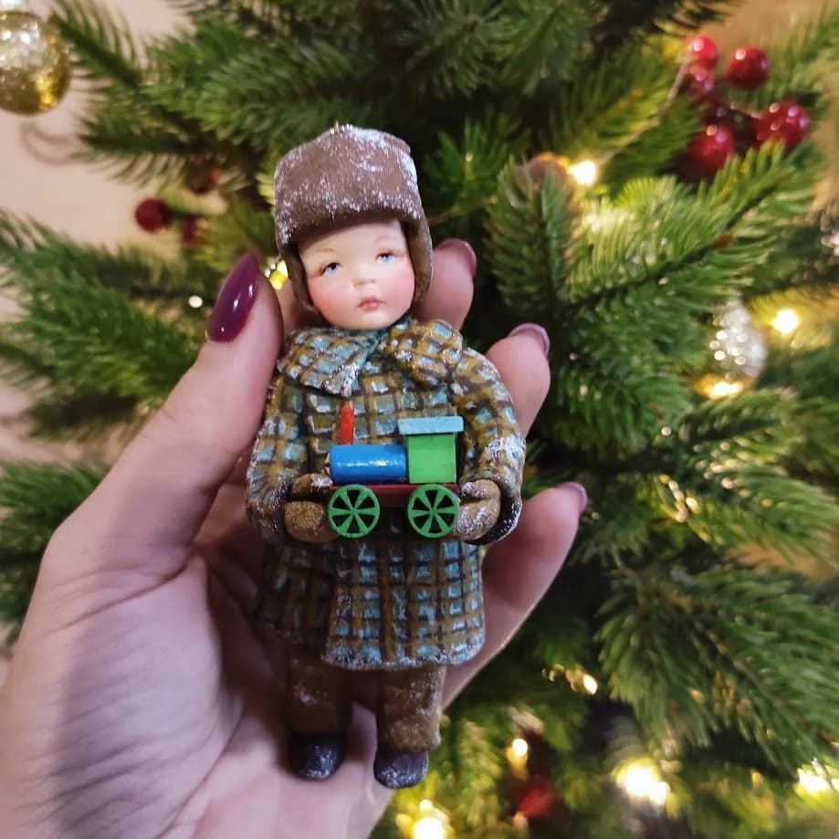 Ватная ёлочная игрушка «Мальчик с паровозиком. Ватная ёлочная игрушка.»