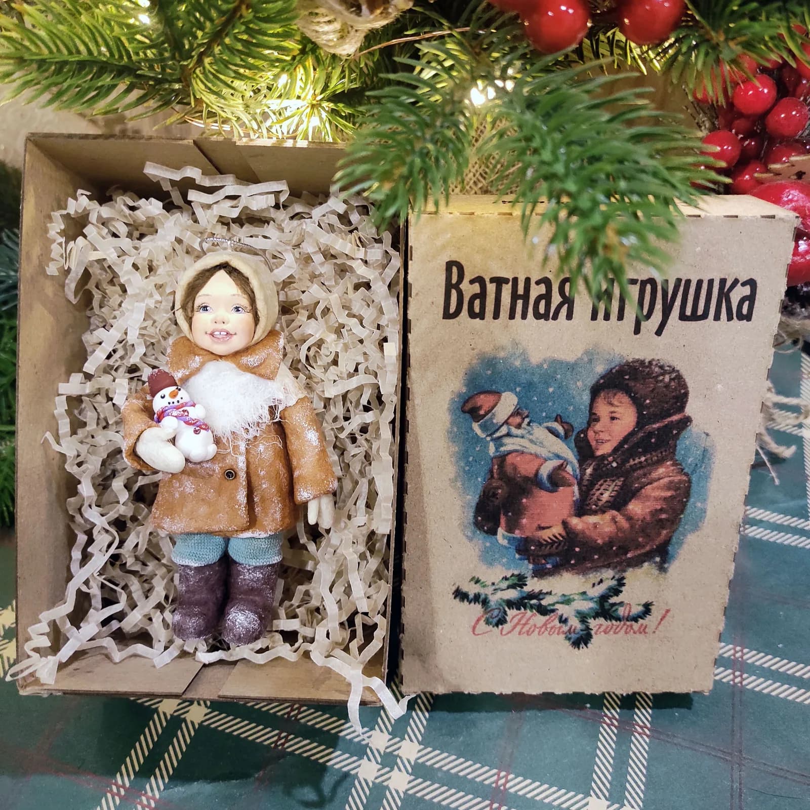 Ватная ёлочная игрушка «Девочка и снеговик. Ватная ёлочная игрушка.»