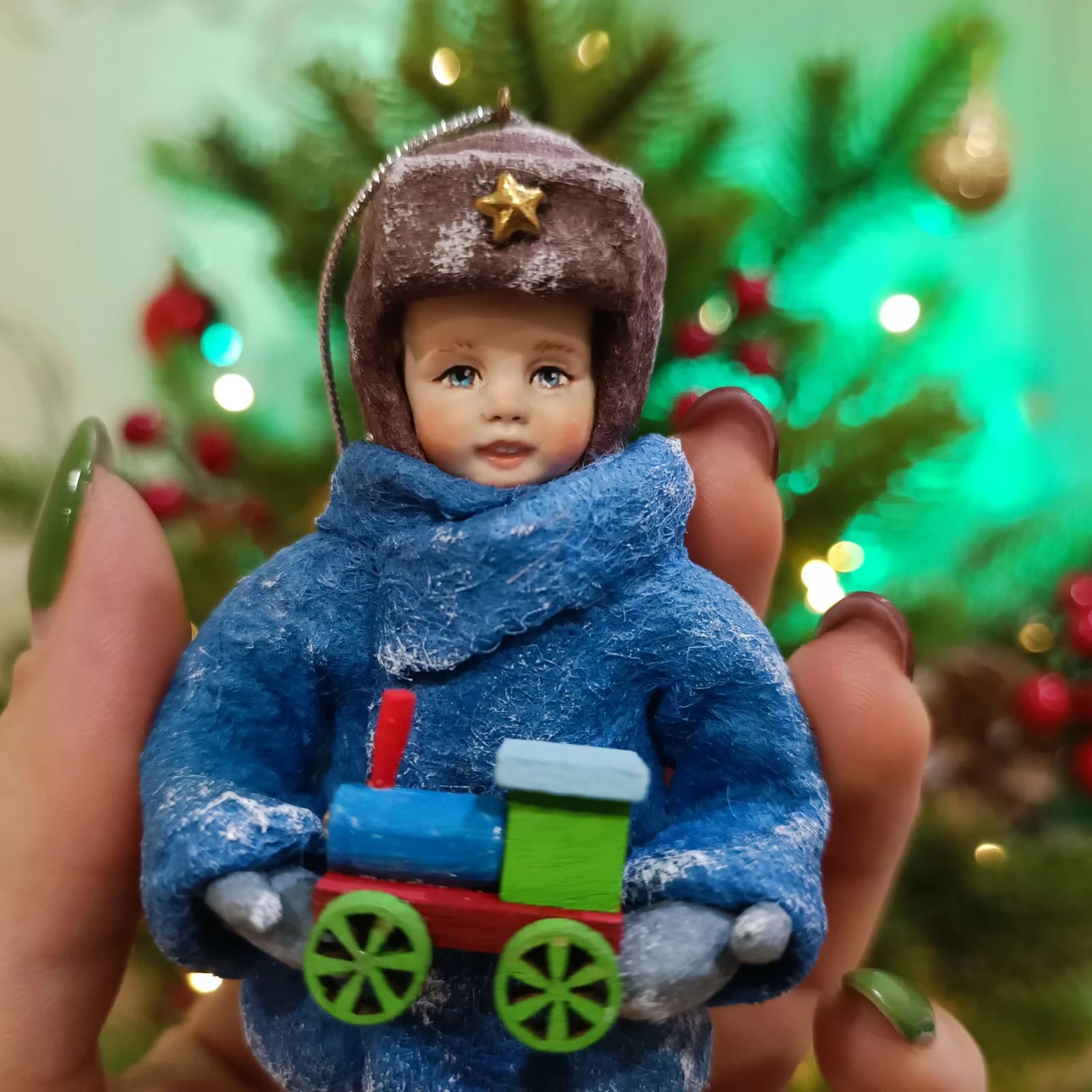 Ватная ёлочная игрушка «Мальчик с поездом. Ватная ёлочная игрушка.»