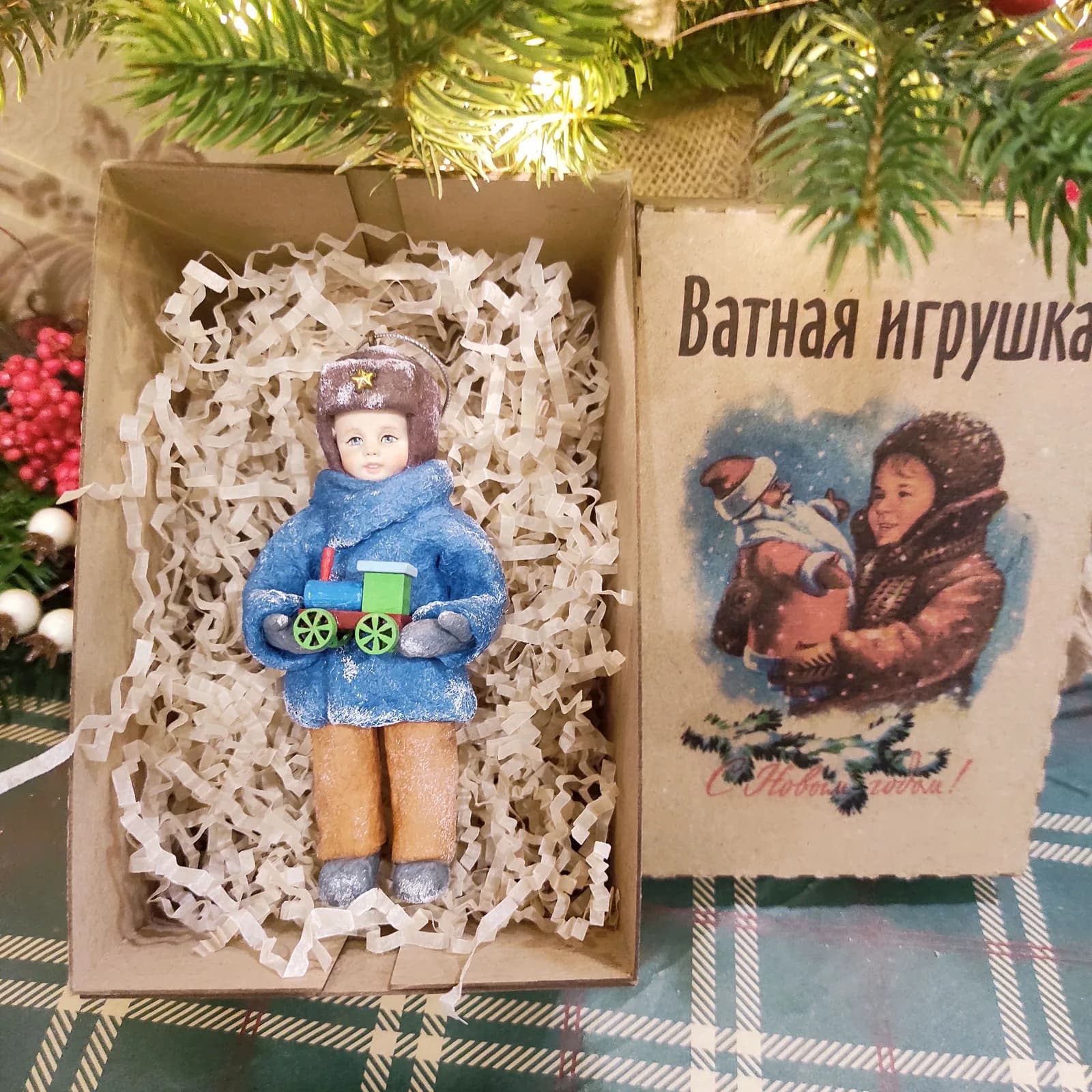 Ватная ёлочная игрушка «Мальчик с поездом. Ватная ёлочная игрушка.»