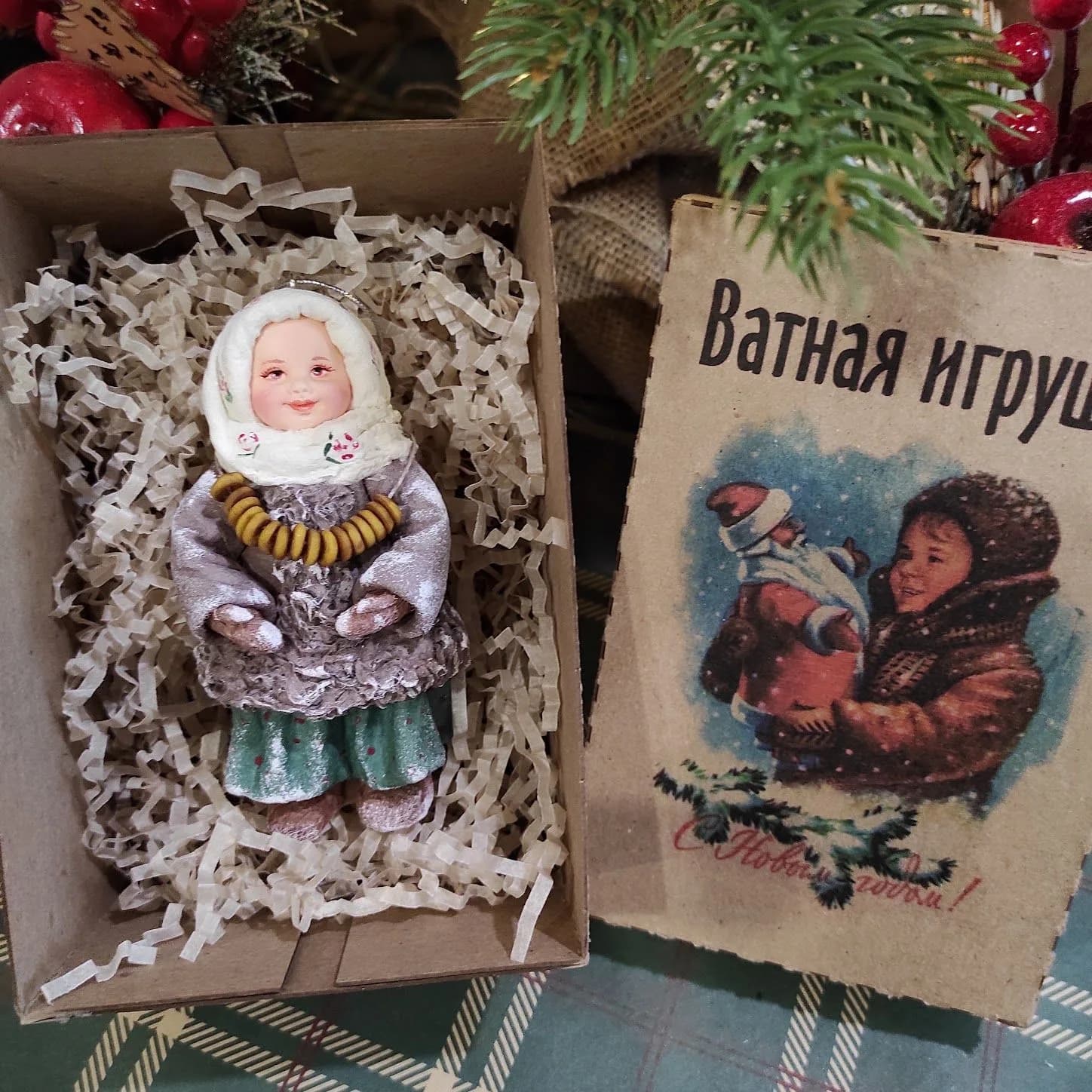 Ватная ёлочная игрушка «Девочка с баранками Ватная ёлочная игрушка.»
