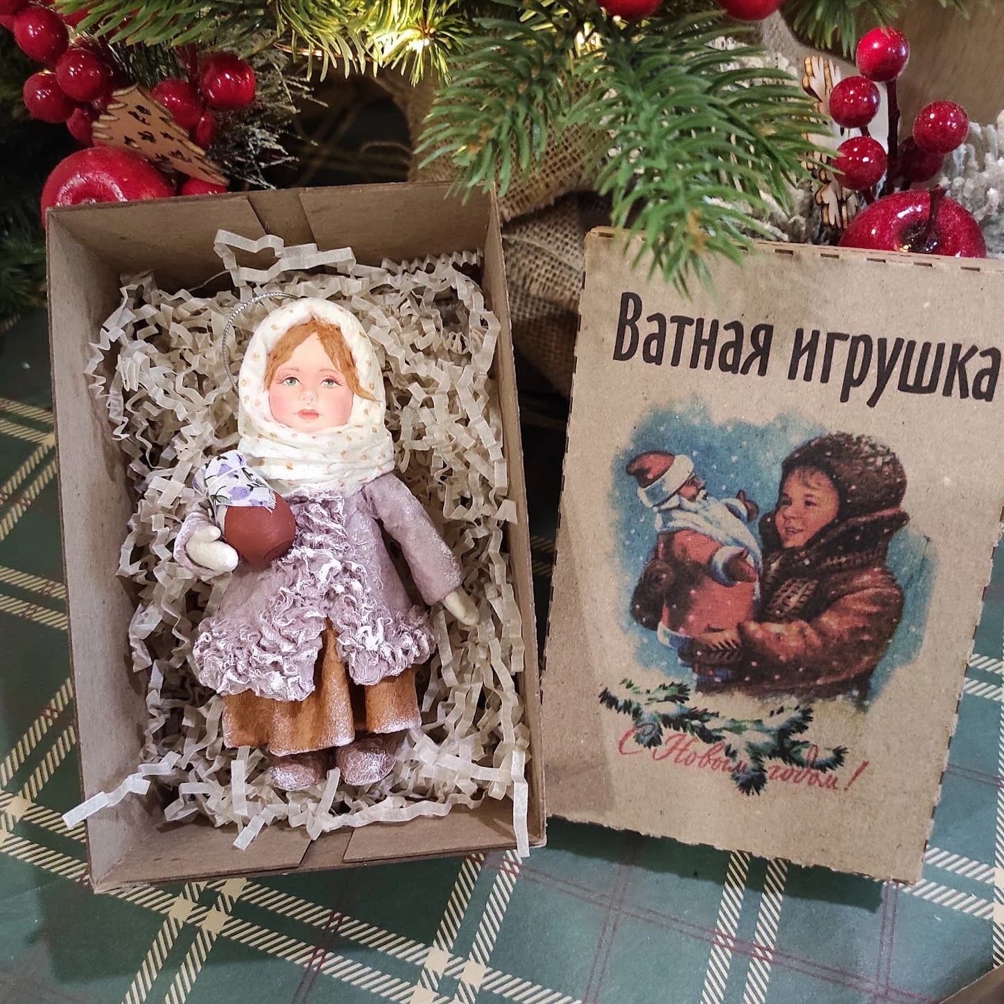 Ватная ёлочная игрушка «Девочка с крынкой. Ватная ёлочная игрушка.»