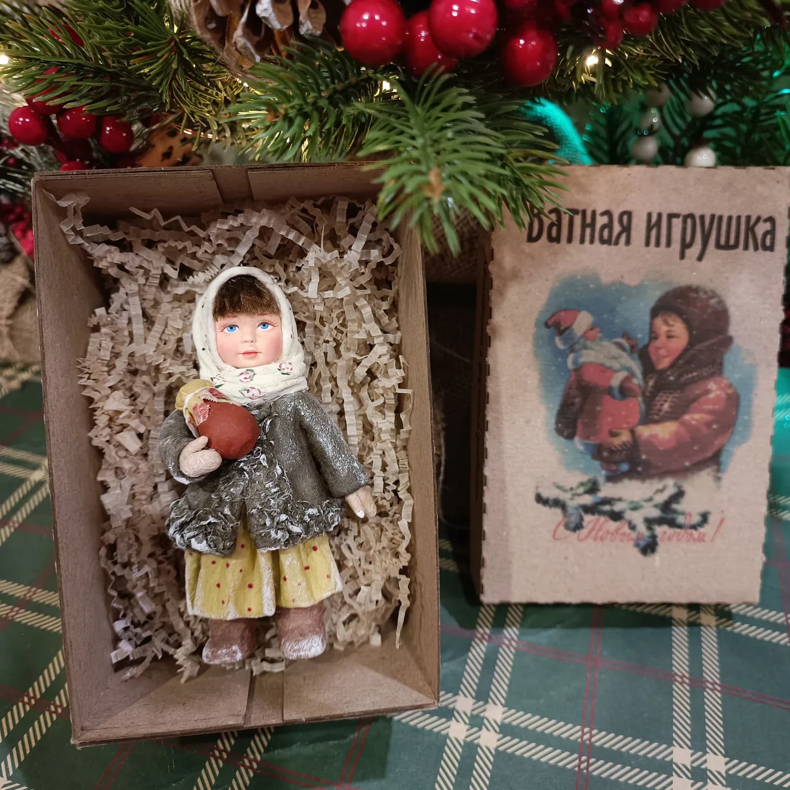Ватная ёлочная игрушка «Девочка с крынкой. Ватная ёлочная игрушка.»