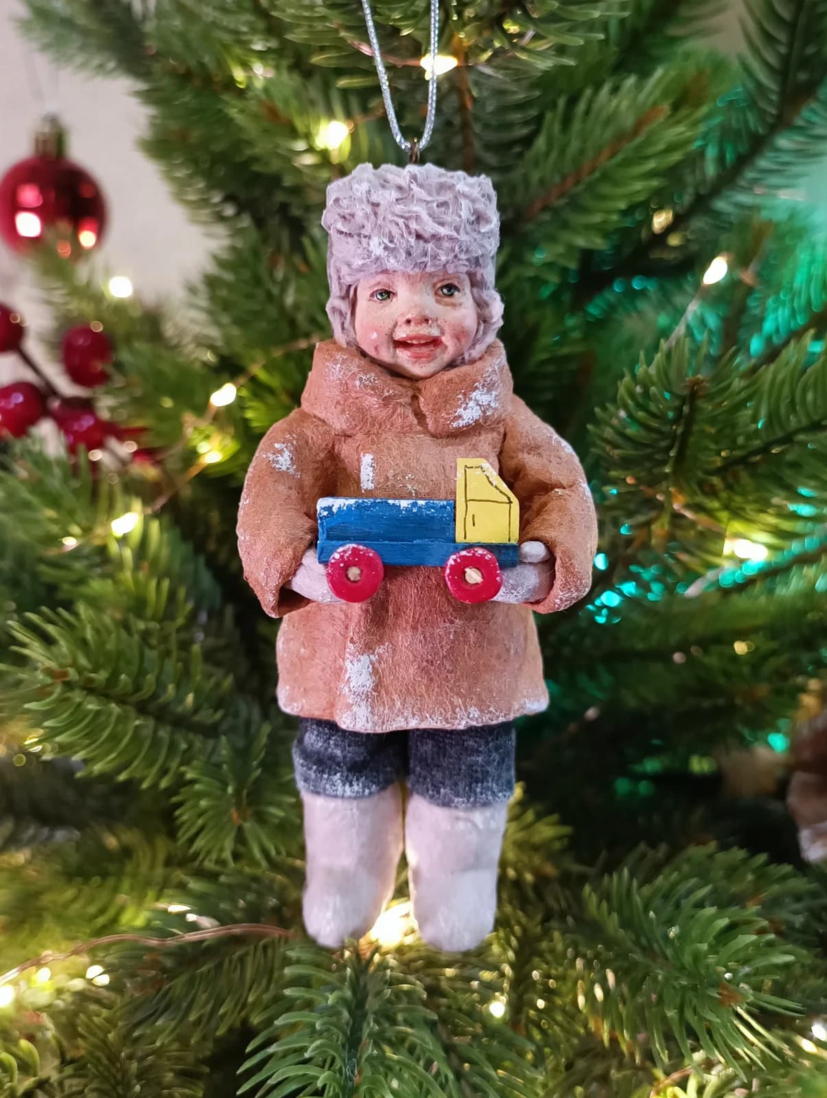 Ватная ёлочная игрушка «Ёлочная игрушка из ваты Мальчик с машинкой, ретро винтаж, ручная работа, автор Дарья Краснокутская»