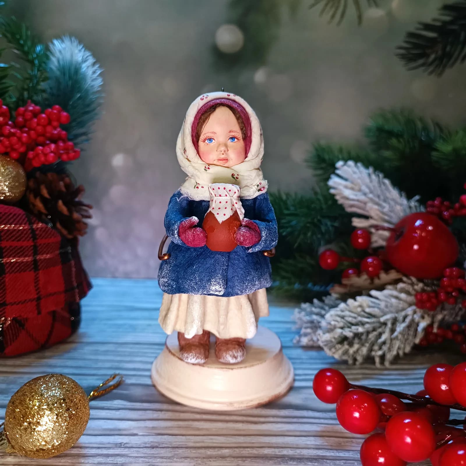 Ватная ёлочная игрушка «Девочка с крынкой. Ватная ёлочная игрушка.»