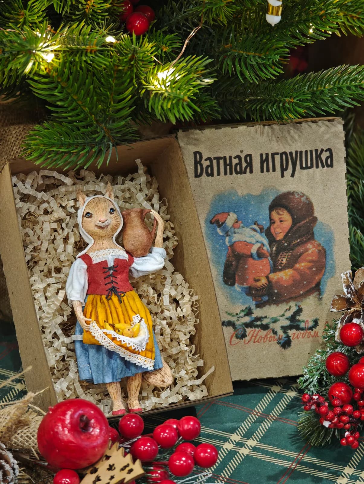 Ватная ёлочная игрушка «Мисс Белочка с фруктами. Ватная игрушка. Коллекционная»