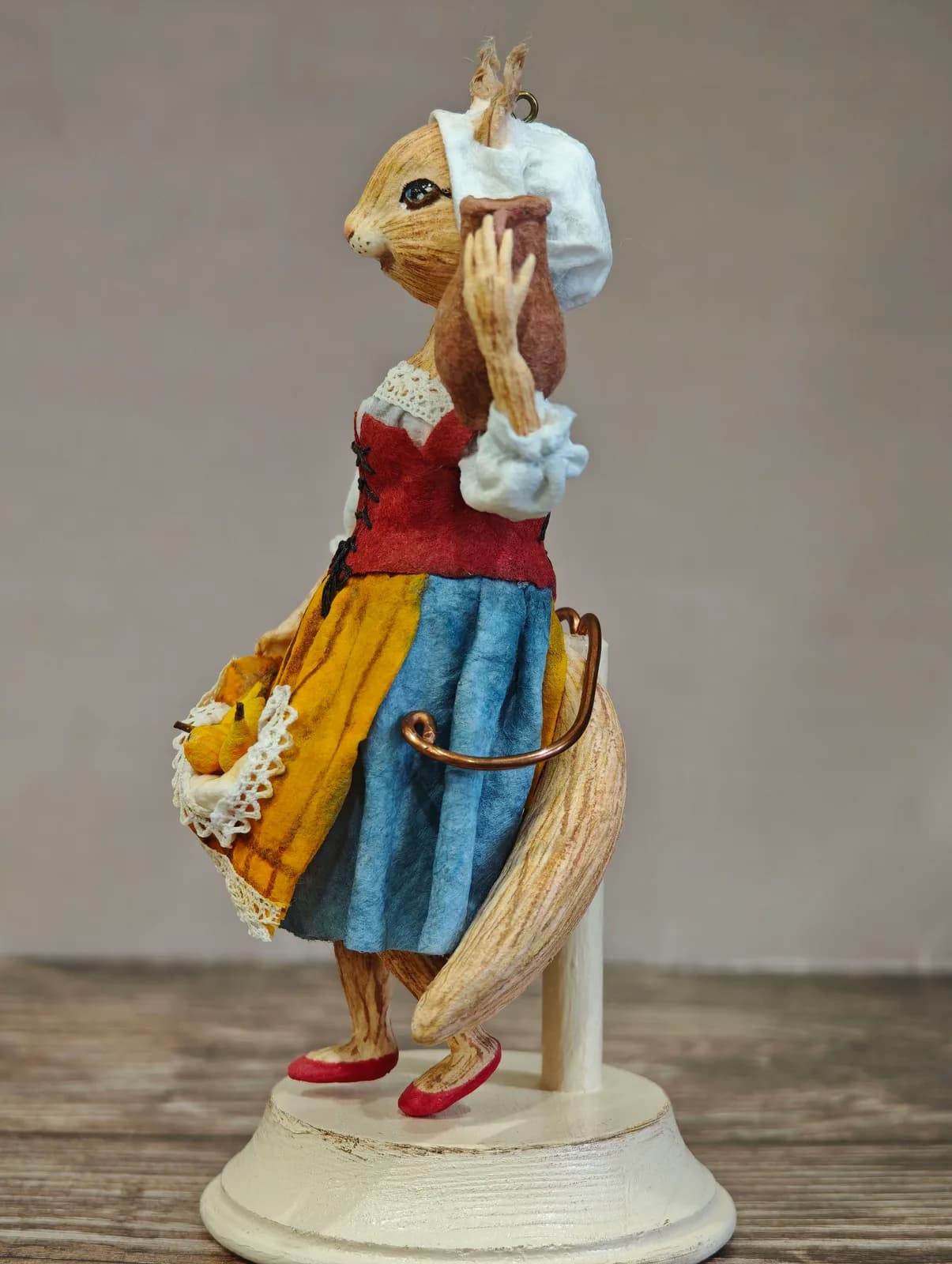Ватная ёлочная игрушка «Мисс Белочка с фруктами. Ватная игрушка. Коллекционная»