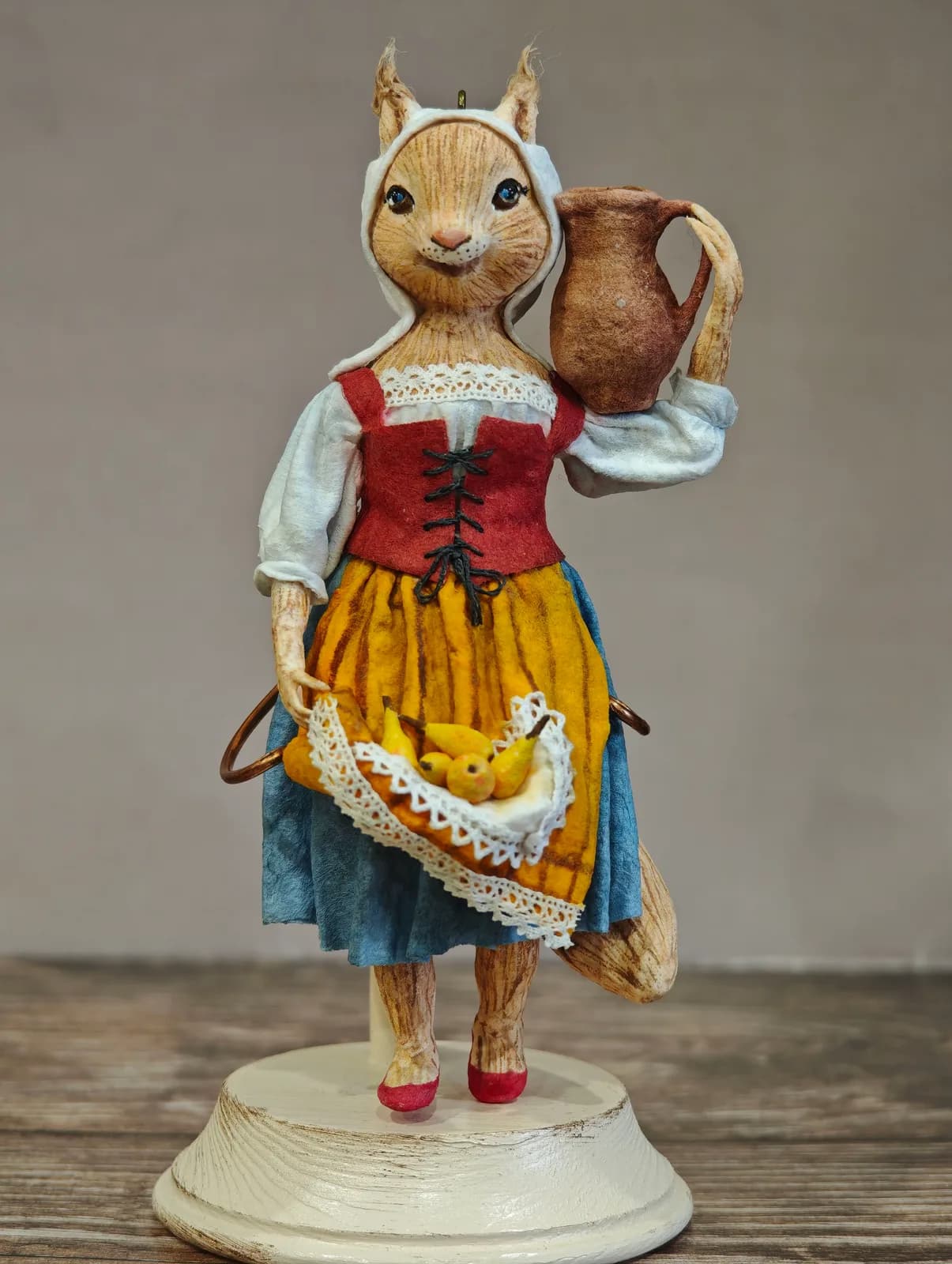 Ватная ёлочная игрушка «Мисс Белочка с фруктами. Ватная игрушка. Коллекционная»