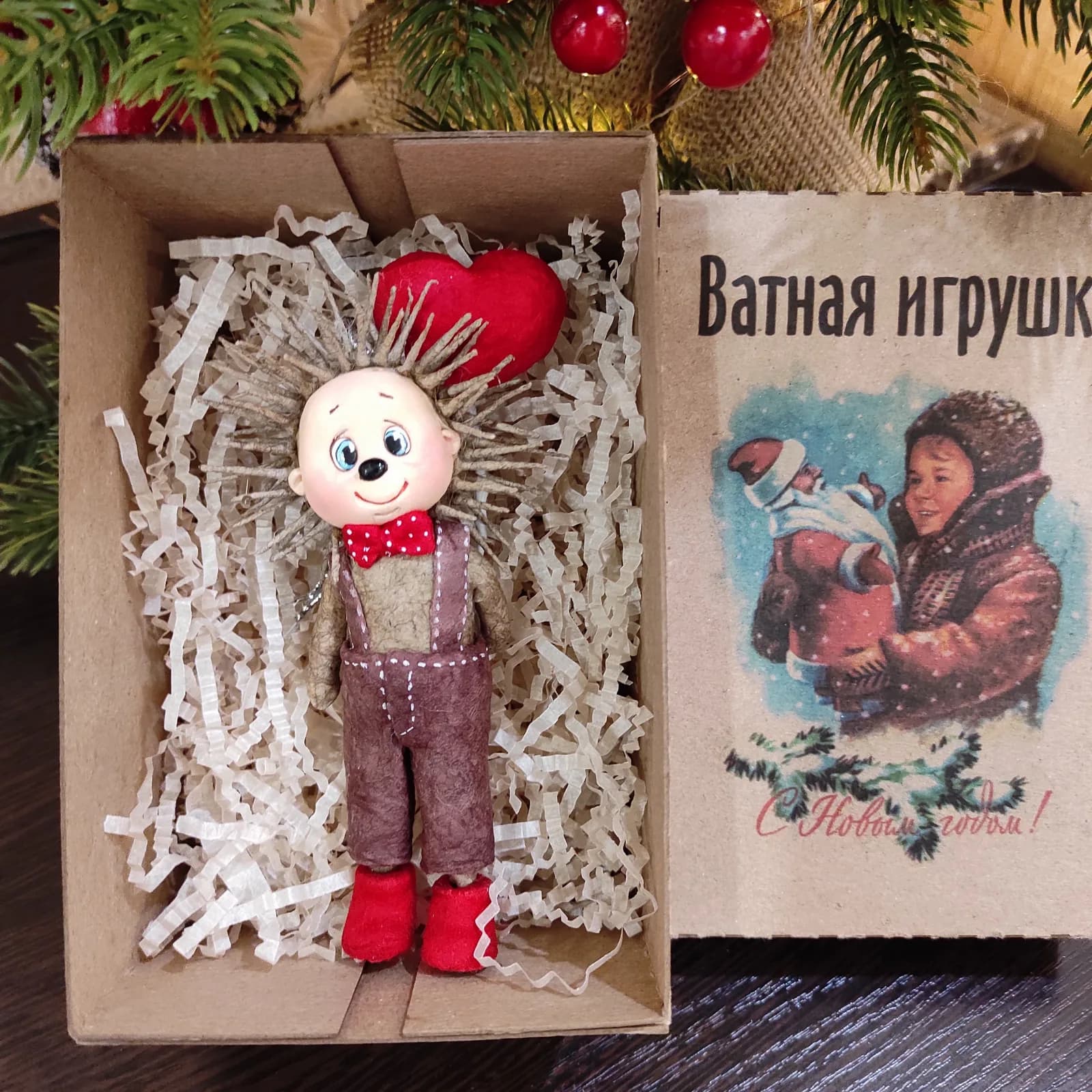 Ватная ёлочная игрушка «Ёжик с шариком»